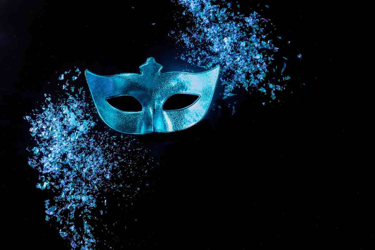 Una maschera di carnevale blu