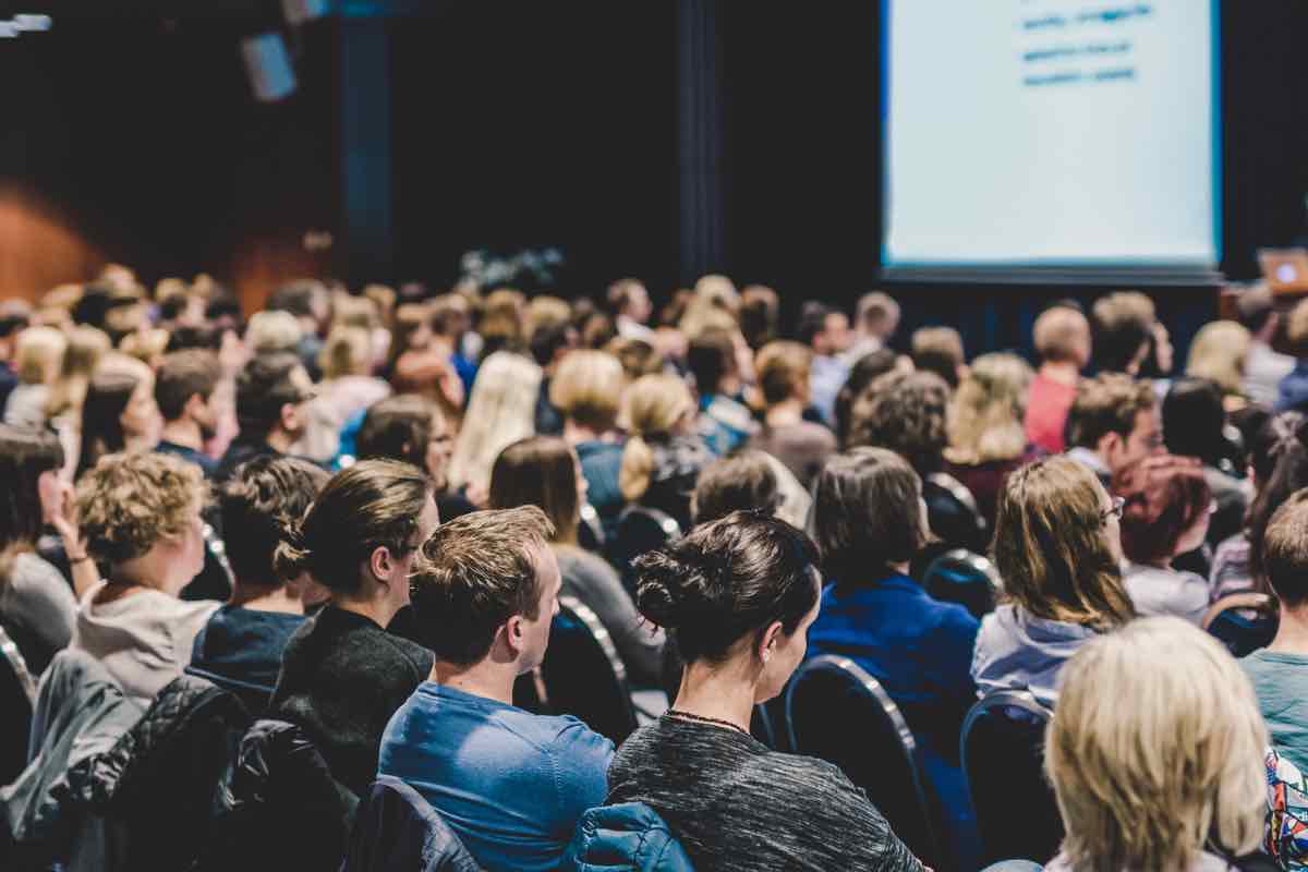 Un gruppo di persone in conferenza