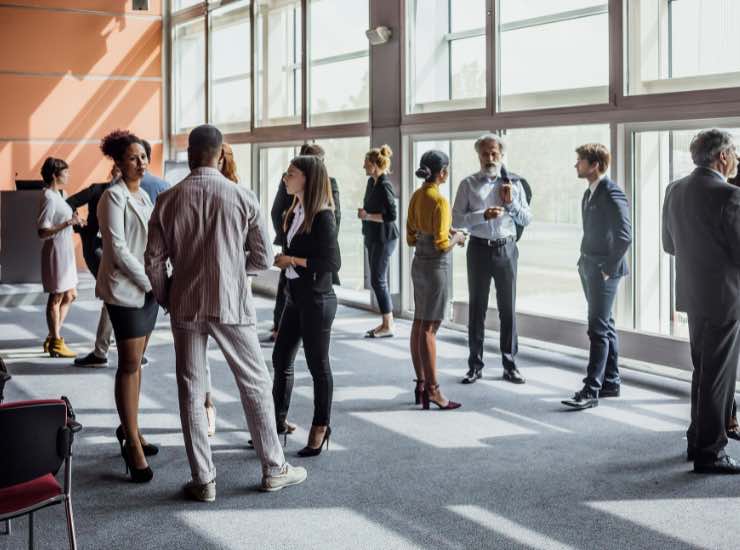 Un gruppo di persone che fanno conoscenza