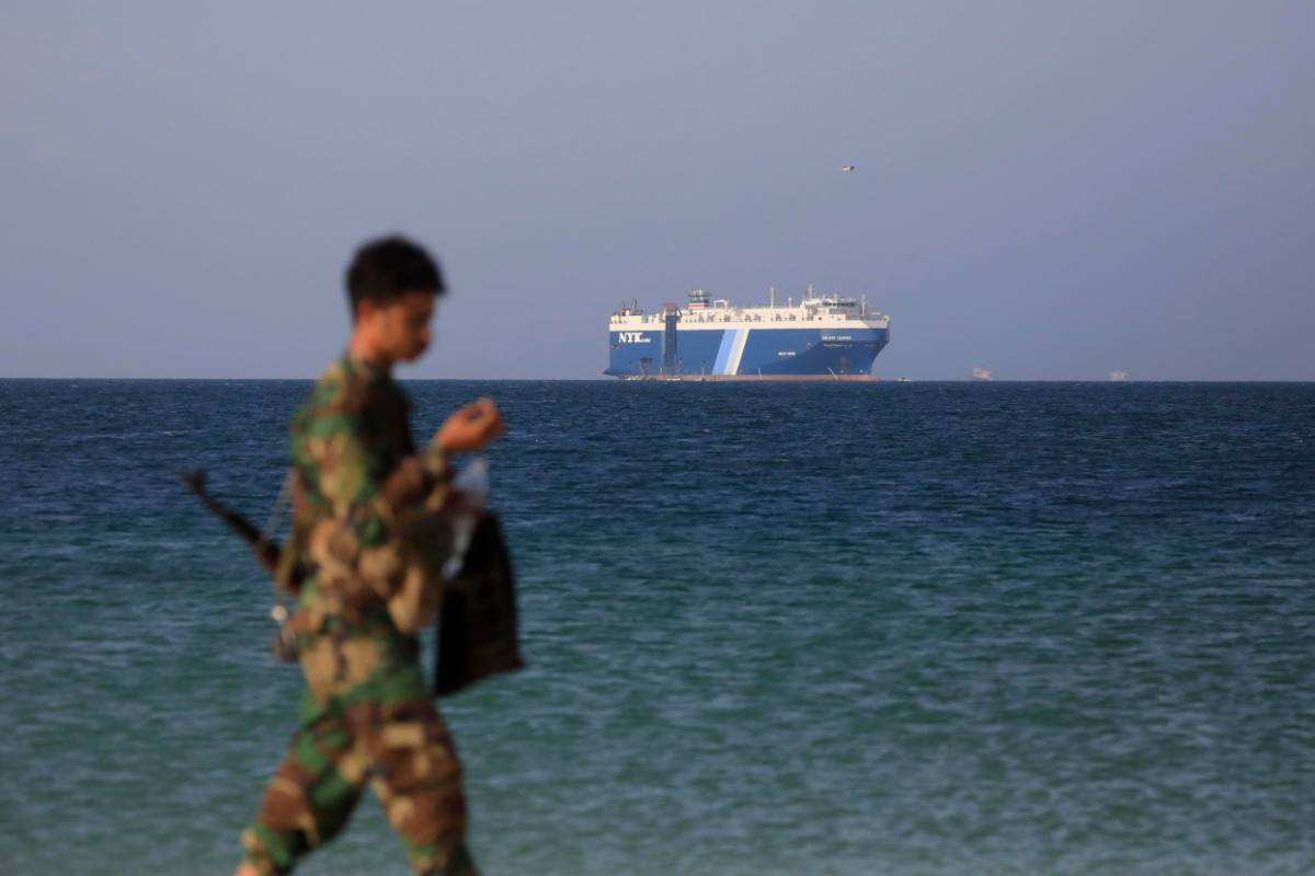 Ribelli Houthi yemeniti attaccano le navi nel Mar Rosso