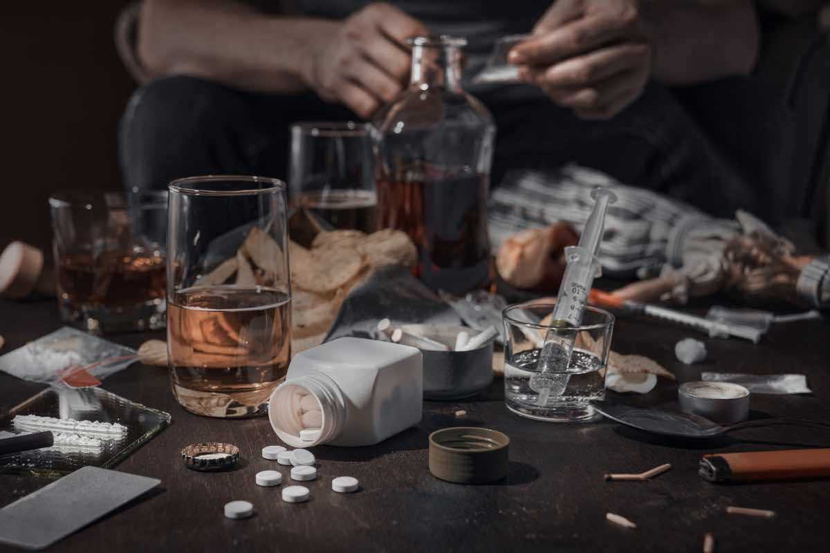 Un tavolo pieno di droghe e alcool