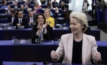 Ursula von der Leyen esulta in seguito alla decisione del parlamento